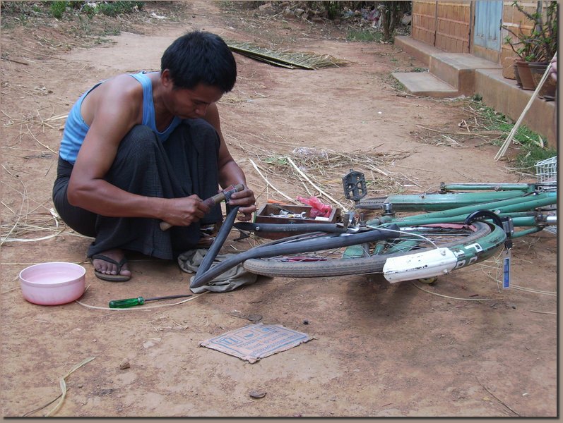 Burma - Fahrrad-Reparaturwerkstatt