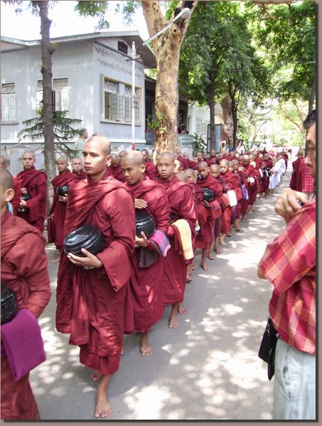 Mandalay - M�nchsspeisung