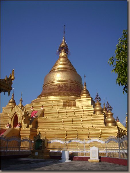 Mandalay - Kuthodaw-Pagode