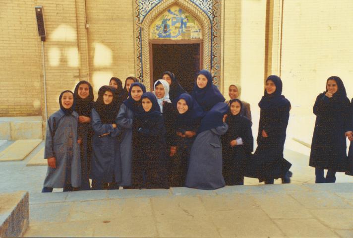 Isfahan - Iranische Schulklasse vor Vank-Kathedrale im armenischen Viertel